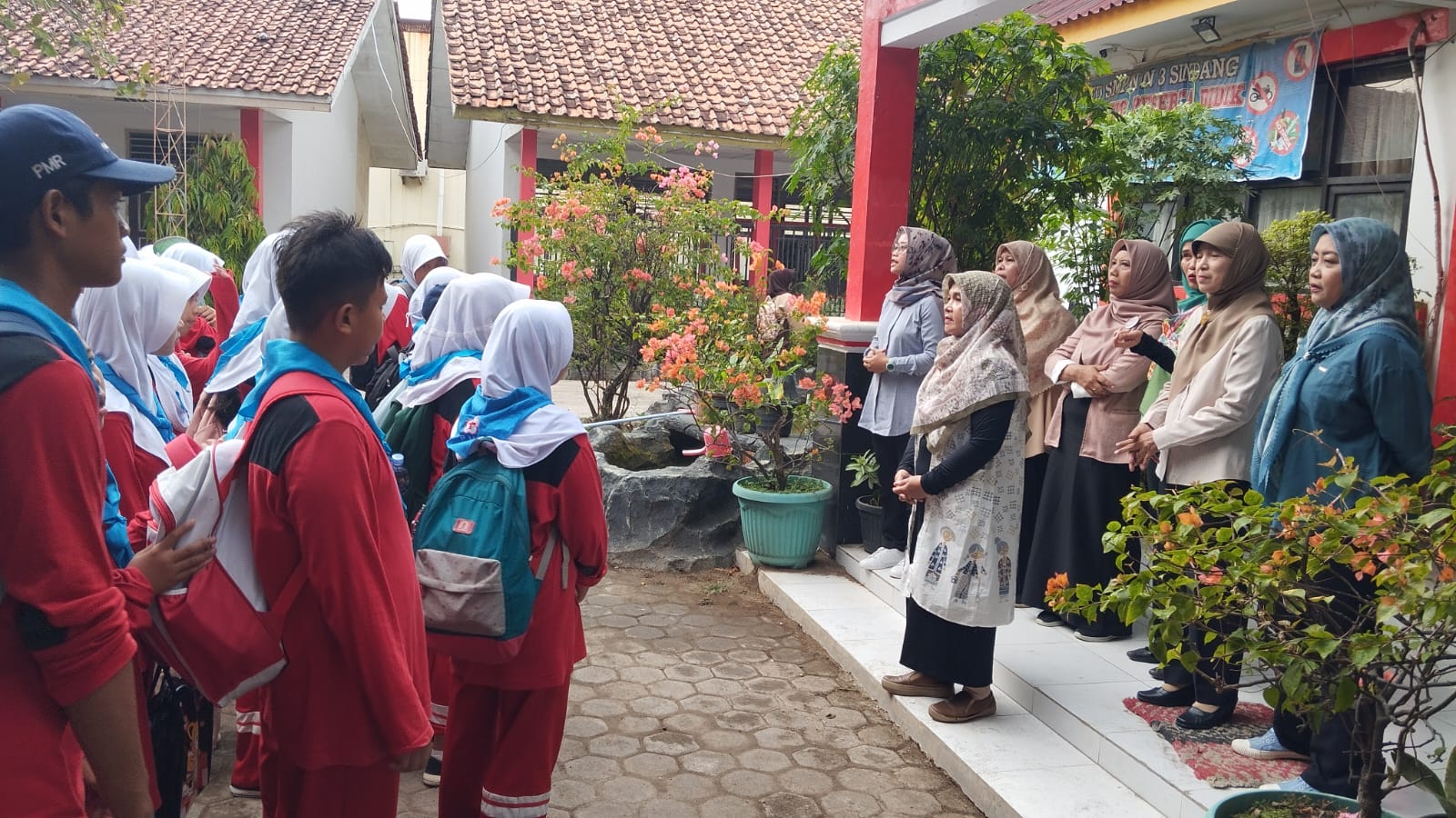 Kepsek SMPN 3 Sindang Lepas Tim Lomba Aksi PMR Se Jawa Barat