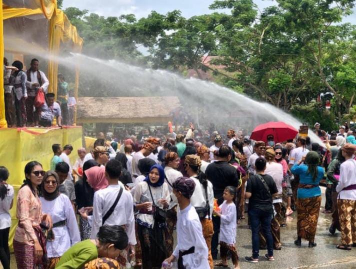 Prosesi Belimbur Erau Adat Pelas Benua Kesultanan Kutai Kartanegara Kalimantan Timur