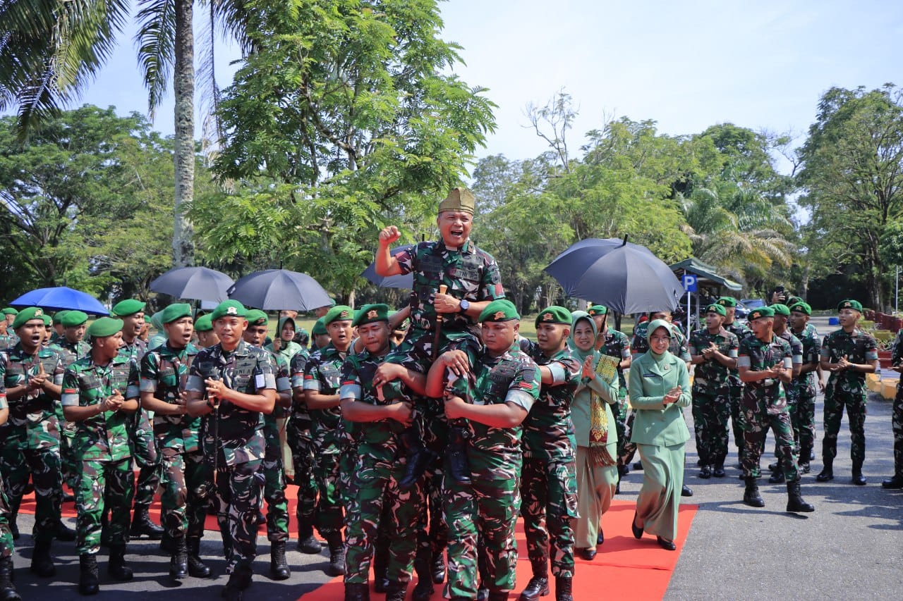 Kunjungan Danrem 032/Wira Bima Disambut Meriah Prajurit Yonif 132/BS