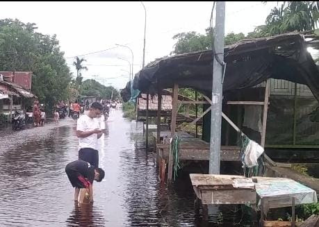 Banjir Di Jalan Wonosari Barat Damon Bengkalis Jadi Destinasi Wisata Dadakan