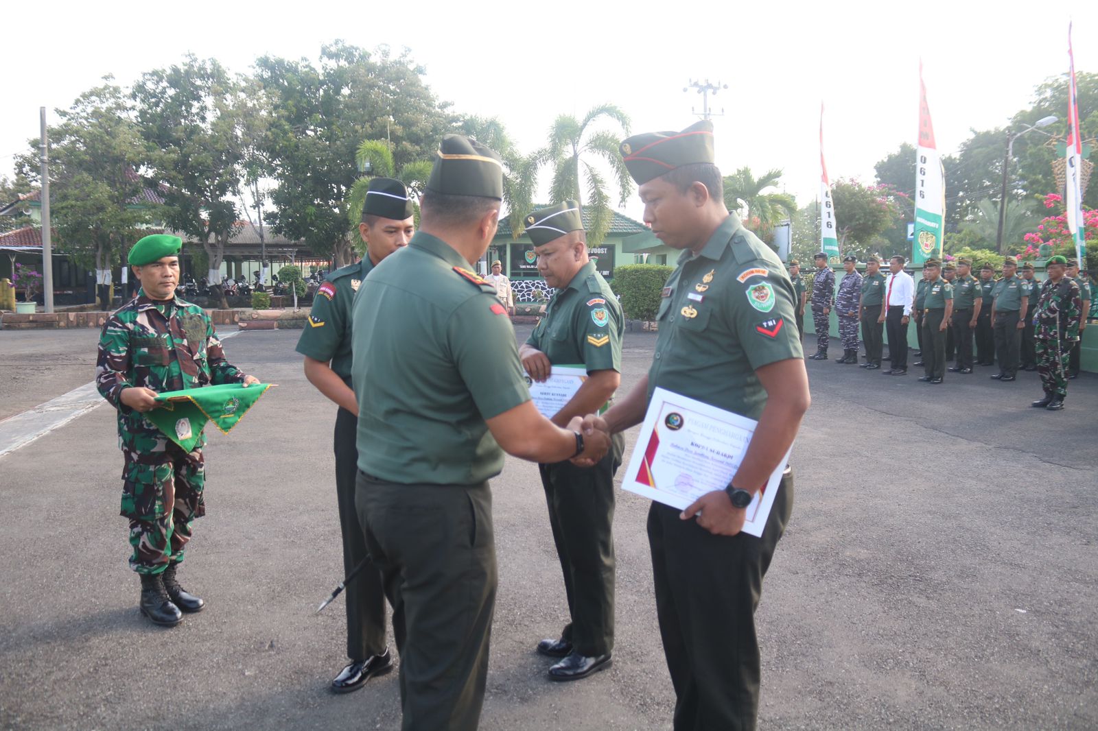 Sertu Kusnadi Dan Kopda Suhardi Babinsa Inspiratif Penerima Penghargaan Dandim Indramayu