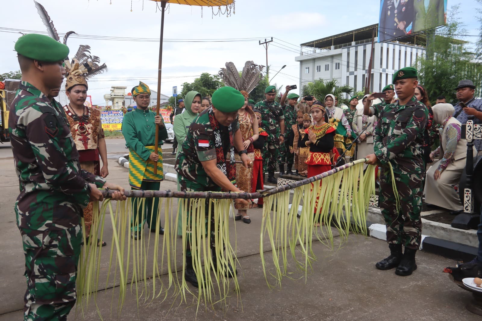 Warga Kodam Tanjungpura Gelar Tradisi Penyambutan Dan Penerimaan Pangdam XII/Tpr