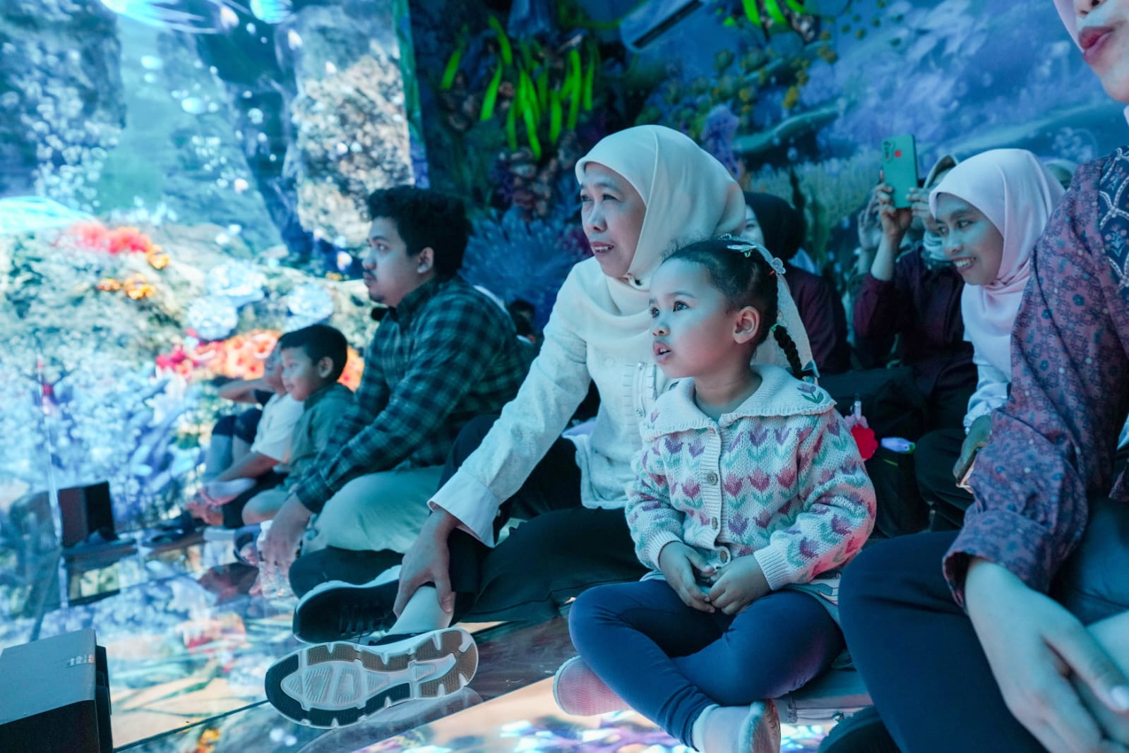 Liburan Tahun Baru 2025 Khofifah Ajak Cucu Nikmati Wahana Baru Metaverse Glass Theater