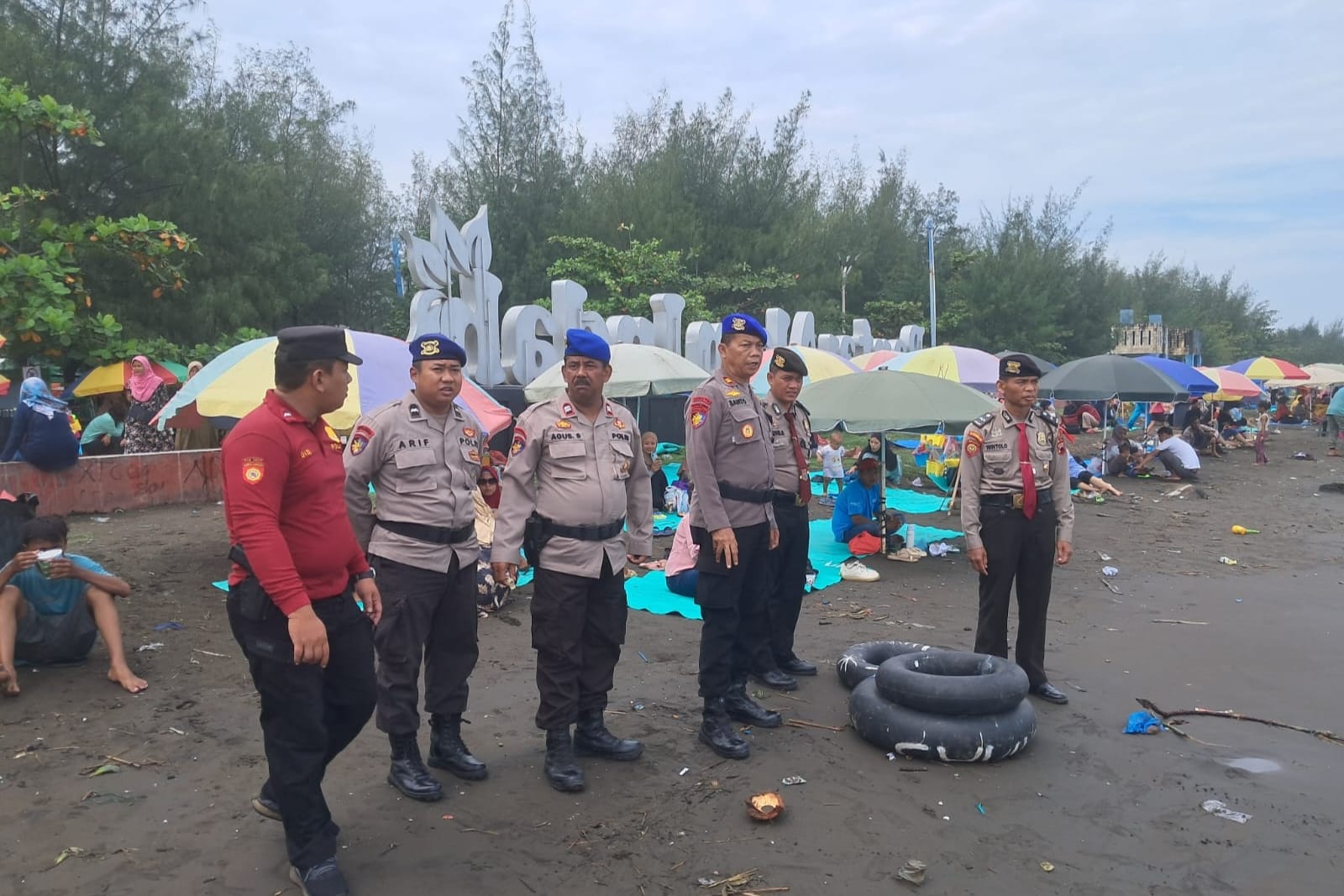 Obyek Wisata Pantai Kota Tegal Dipadati Pengunjung Dalam Liburan Tahun Baru 2025