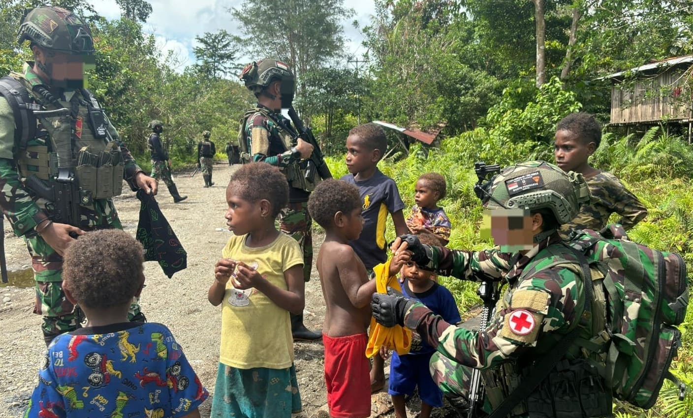 Anak-Anak Muara Sambut Gembira Komsos Marinir Habema