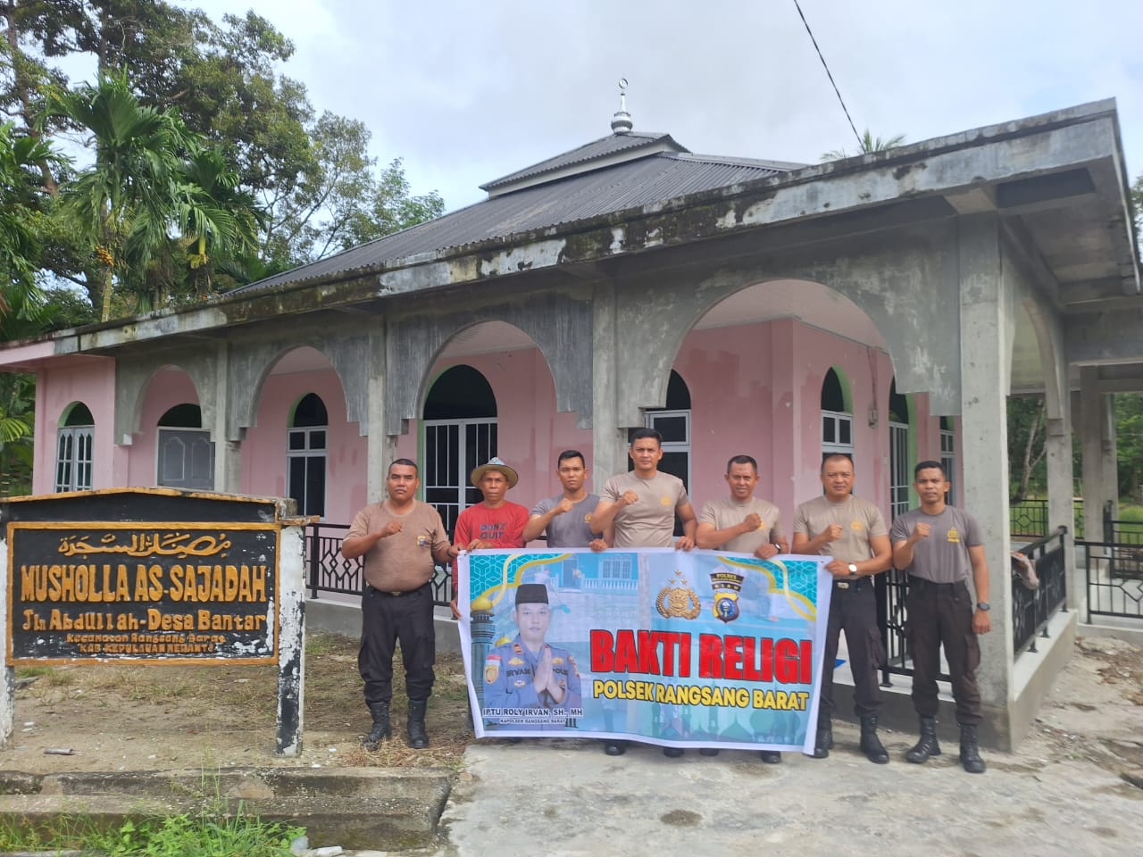 Personel Polsek Rangrang Barat Gotong Royong Bersihkan Musala As-Sajadah Desa Bantar