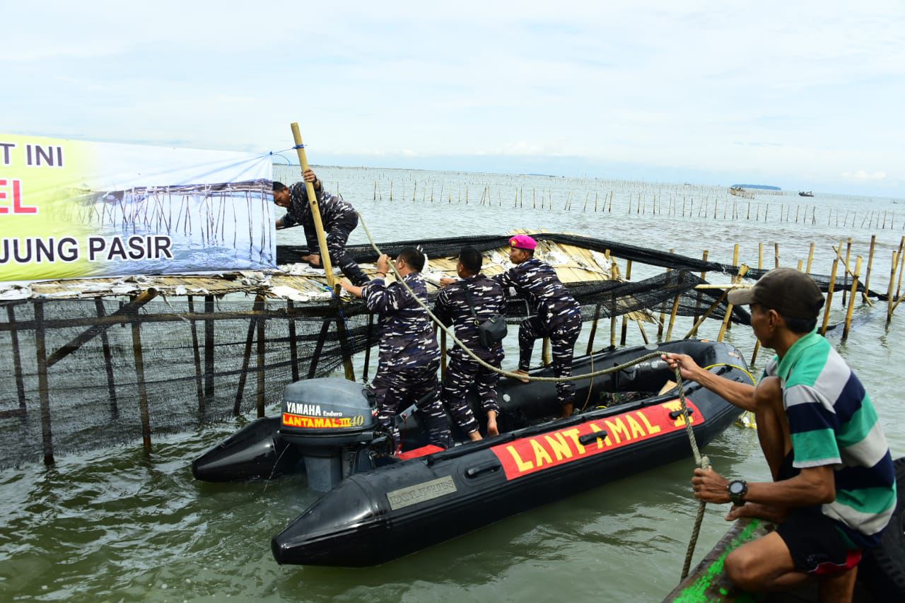 TNI AL Bersama Masyarakat Pesisir Bongkar Pagar Laut Sepanjang 30 KM Di Tangerang