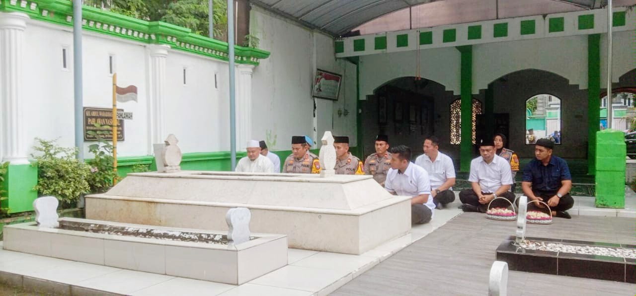 Kapolres Kunjungi Pondok Bahrul Ulum Dan Ziarah Ke Makam KH.Wahab Chasbullah