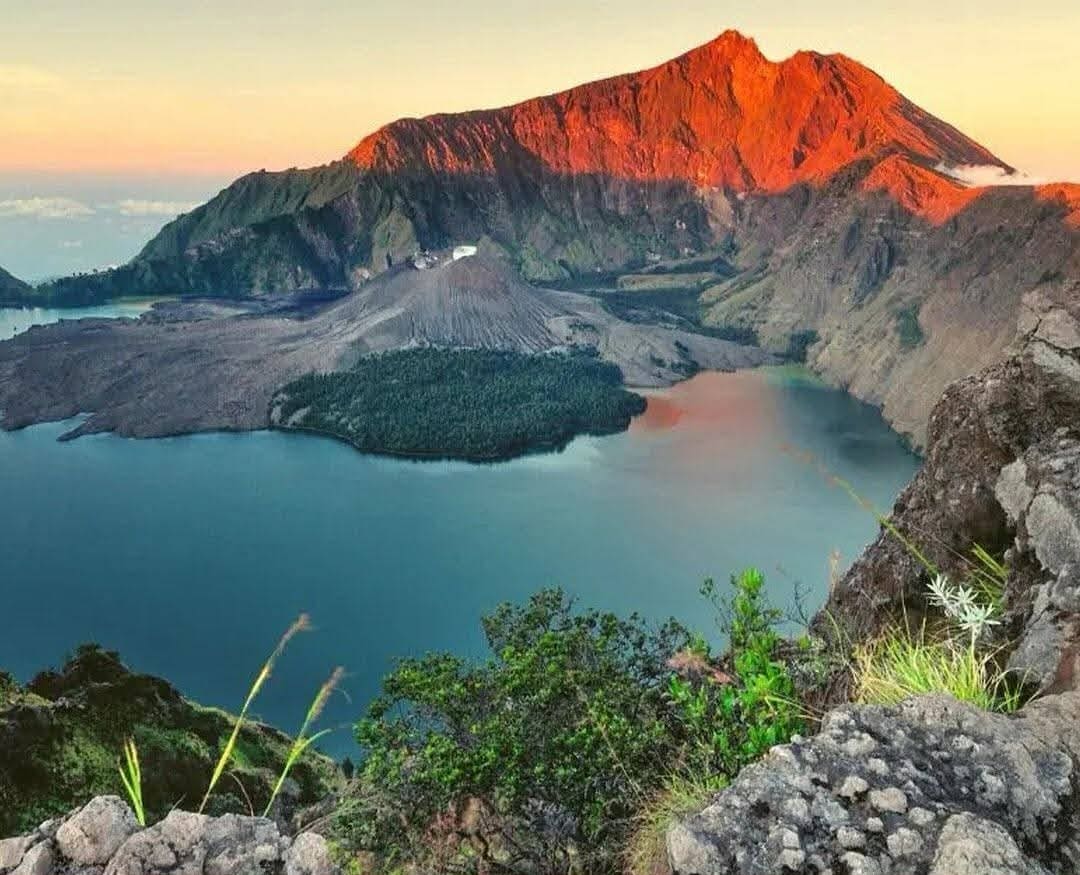 Gunung Rinjani Lombok Dinobatkan Sebagai Trek Pendakian Terbaik Dunia