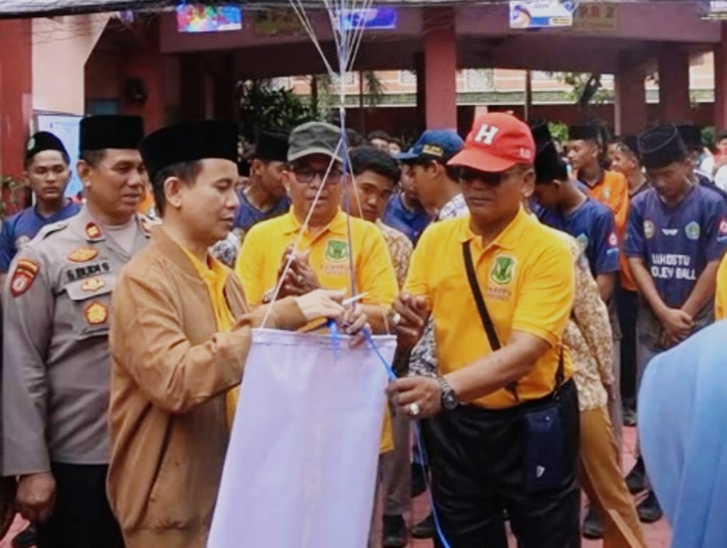 Resmi Dibuka,Turnamen Bola Voli Trivico 2025 SMA Darul Ulum 3 Jombang