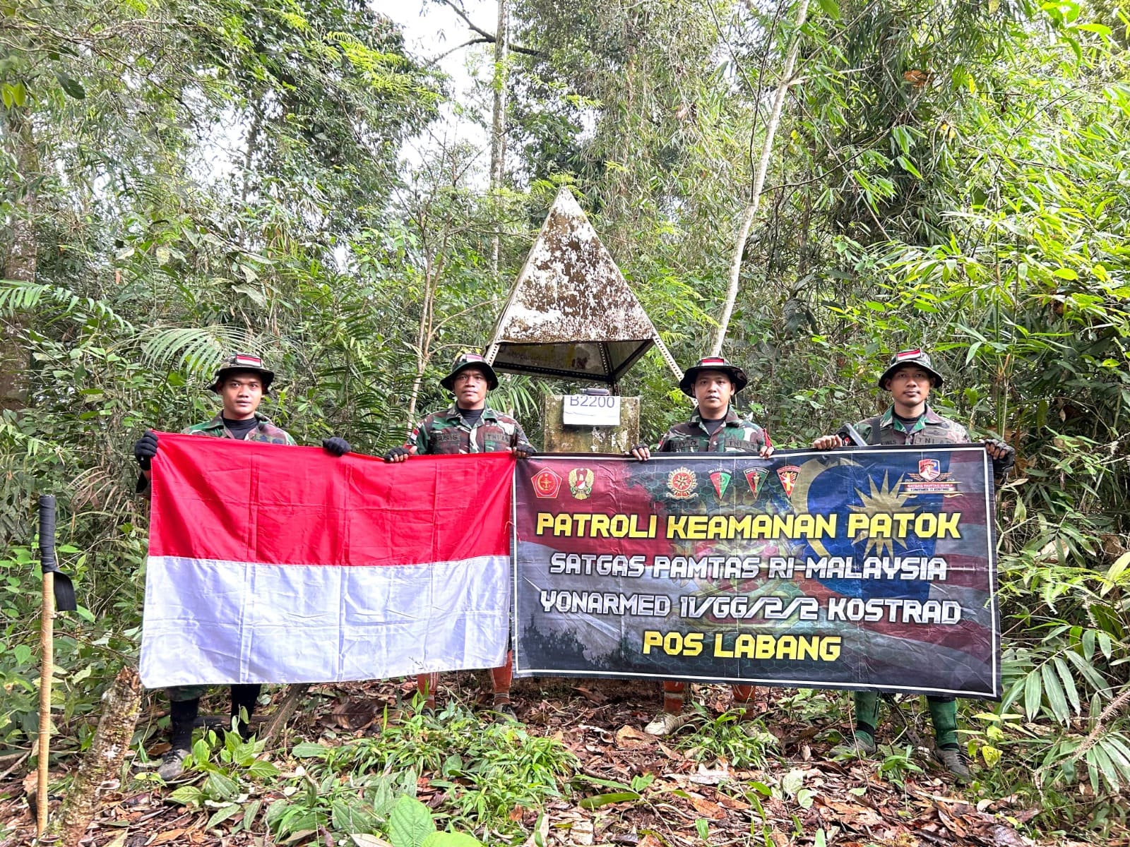 Satgas Pamtas Yonarmed 11 Kostrad Laksanakan Patroli Patok Perbatasan RI-Malaysia