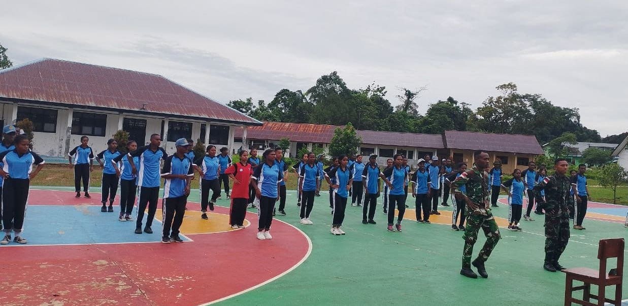 Satgas Yonif 762/VYS Kenalkan Senam SKJ 88 Bersama Murid SMAN 01 Aifat