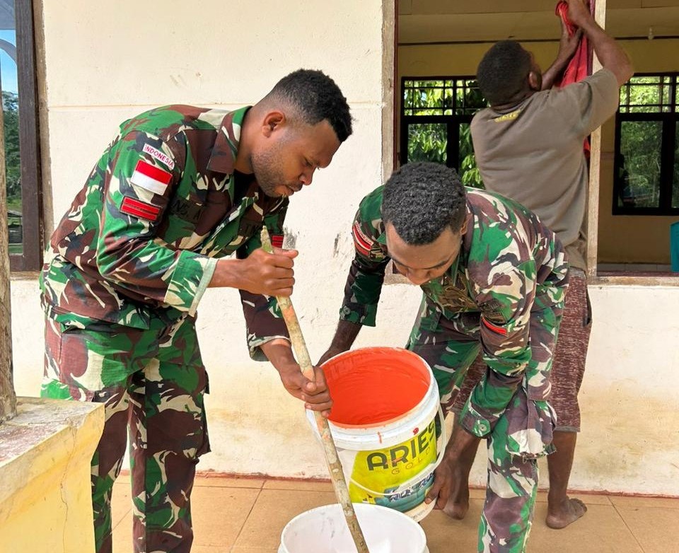 Satgas Yonif 762/VYS Gotong Royong Pengecatan Gereja Bersama Warga Kampung Afkrem