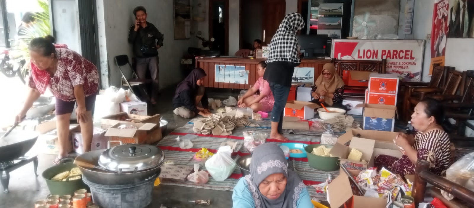 Pemdes Pulo Lor Dirikan Dapur Umum,Sesama Korban Banjir Untuk Saling Peduli