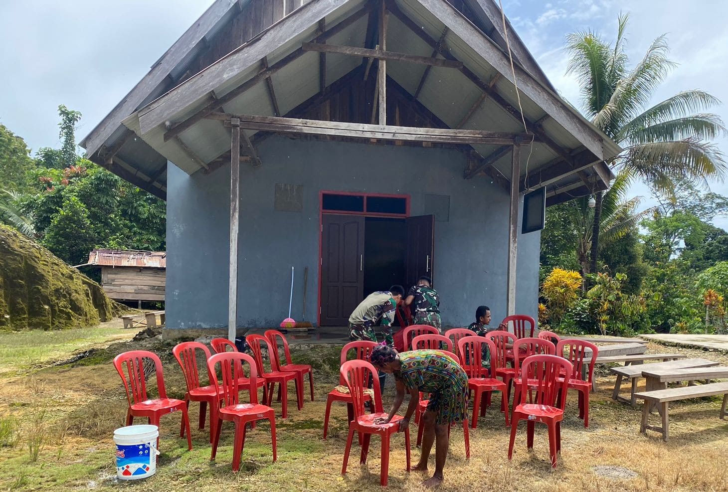 Satgas Yonif 762/VYS Gotong Royong Bersihkan Gereja Di Kampung Subin