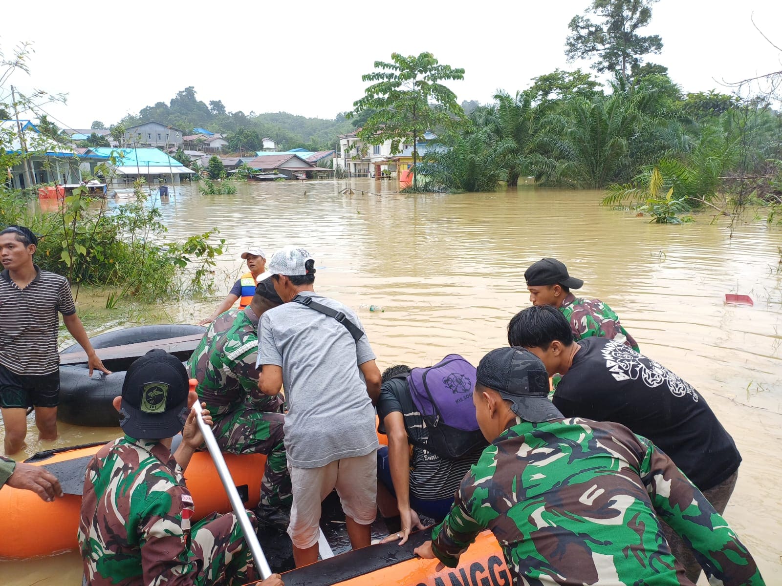 Satgas Pamtas RI-Malaysia Yonkav 12/BC Evakuasi Korban Banjir Dan Longsor Di Wilayah Perbatasan