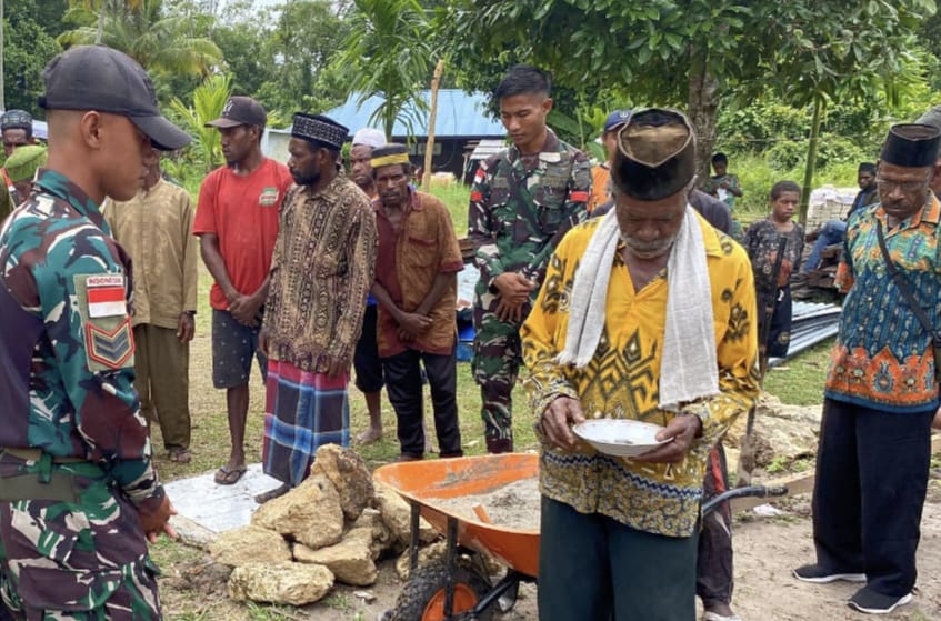 Satgas Yonif 762/VYS Hadiri Acara Peletakan Batu Pertama Pembangunan Masjid Al-Wahid