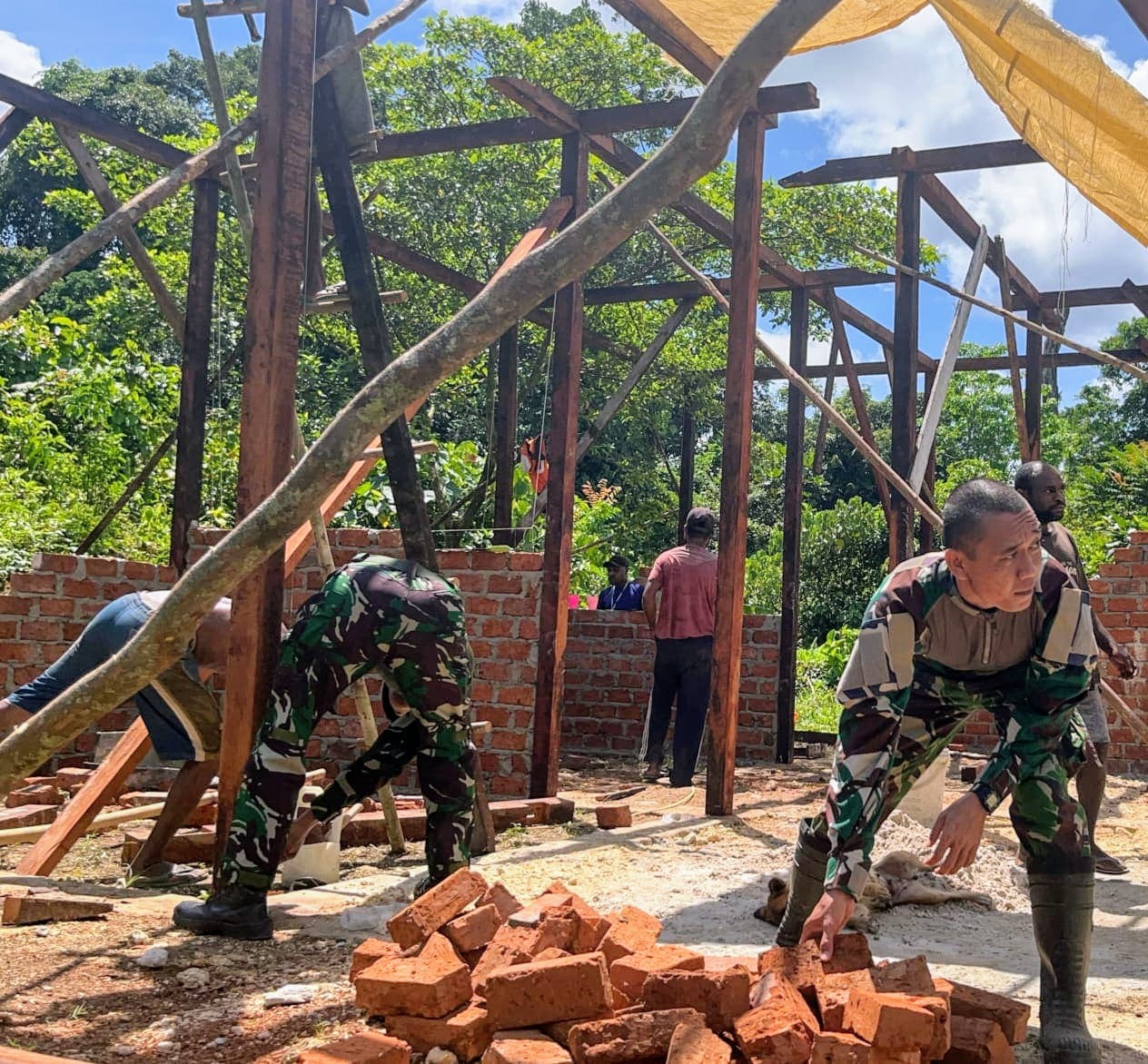 Aksi Satgas Yonif 762/VYS Bantu Bangun Rumah Warga Kampung Subin