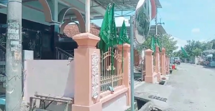 Pengurus NU Ranting Megaluh Laksanakan Instruksi PBNU Pasang Bendera NU Dan Banom