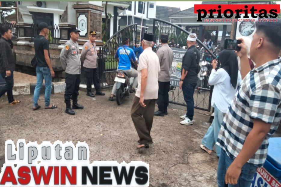Polsek Plered Kawal Nobar Persib Bandung, Edukasi Suporter Jaga Sportivitas Dan Kondusifitas