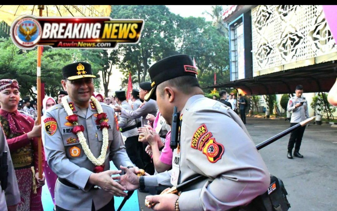 KAPOLRESTA CIREBON HADIRI PENYAMBUTAN KAPOLDA JABAR DAN PENYERAHAN PATAKA “GANDA WIBAWA CAKTI”